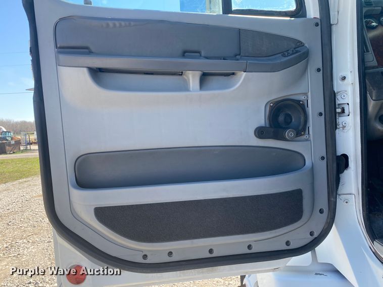 image for item JN9268 2001 Freigtliner Century Classic  semi truck