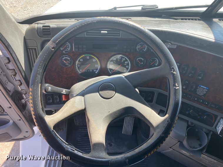 image for item JN9268 2001 Freigtliner Century Classic  semi truck