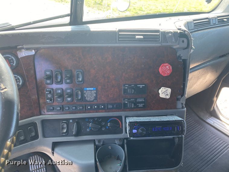 image for item JN9268 2001 Freigtliner Century Classic  semi truck