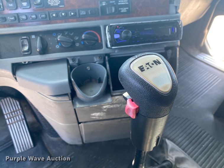 image for item JN9268 2001 Freigtliner Century Classic  semi truck