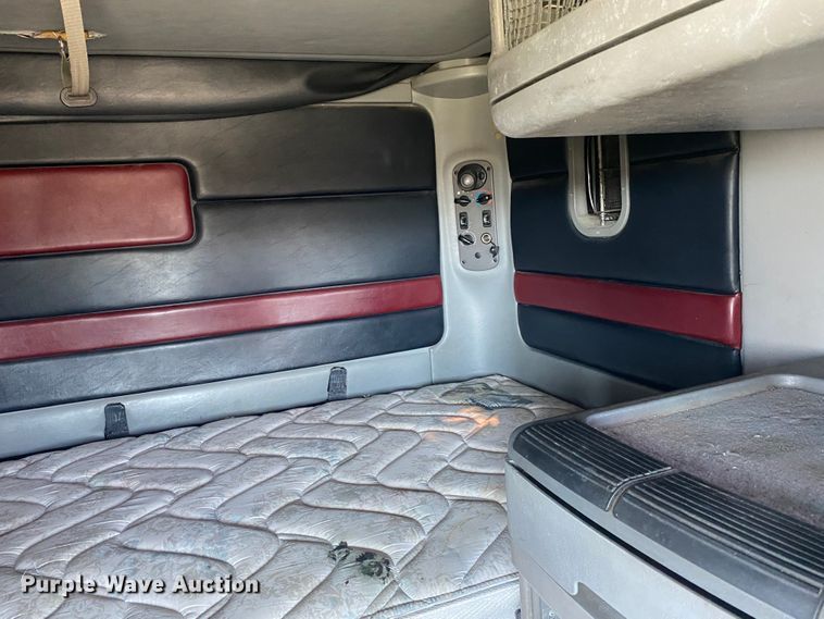 image for item JN9268 2001 Freigtliner Century Classic  semi truck