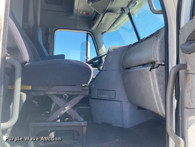 image for item JN9268 2001 Freigtliner Century Classic  semi truck