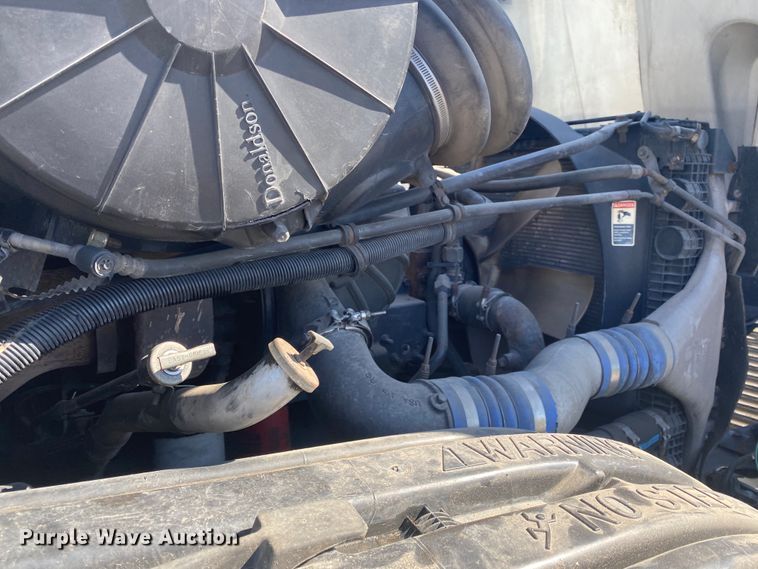 image for item JN9268 2001 Freigtliner Century Classic  semi truck