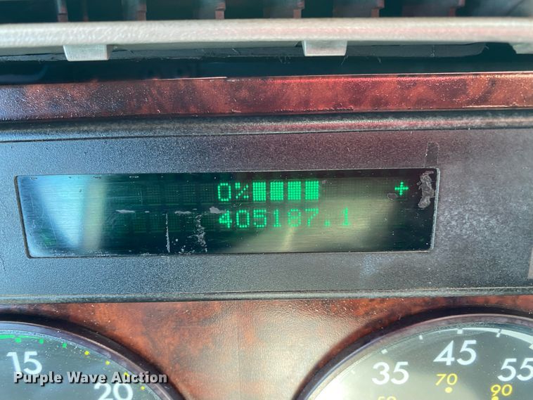 image for item JN9268 2001 Freigtliner Century Classic  semi truck