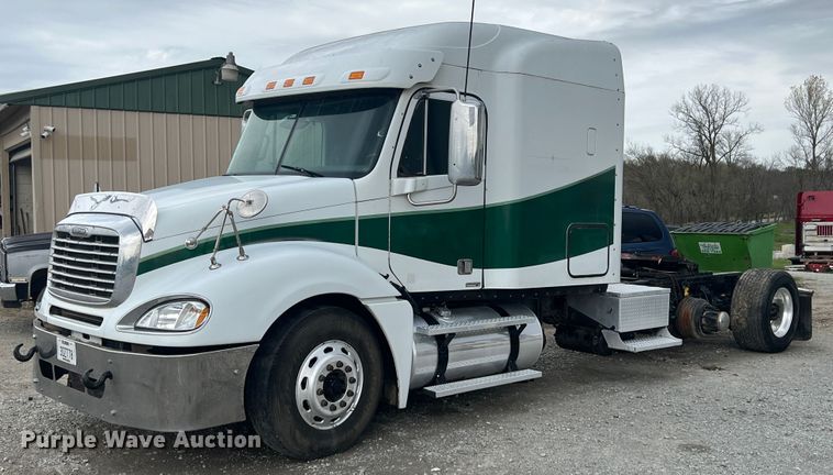 image for item KG9825 2008 Freightliner Columbia 120  semi truck