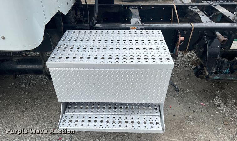 image for item KG9825 2008 Freightliner Columbia 120  semi truck