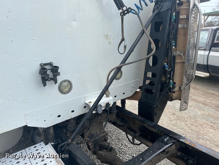 image for item KG9825 2008 Freightliner Columbia 120  semi truck