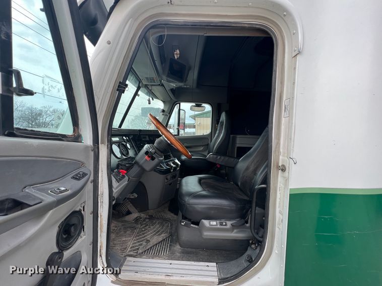 image for item KG9825 2008 Freightliner Columbia 120  semi truck