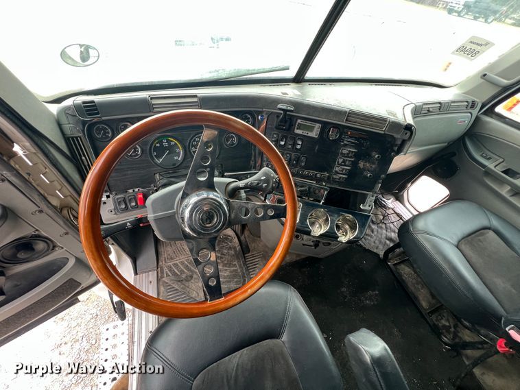 image for item KG9825 2008 Freightliner Columbia 120  semi truck