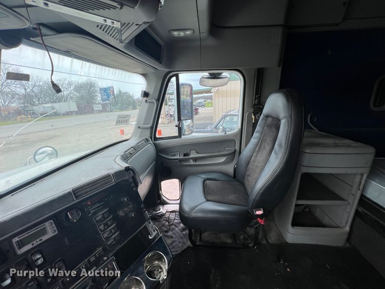 image for item KG9825 2008 Freightliner Columbia 120  semi truck