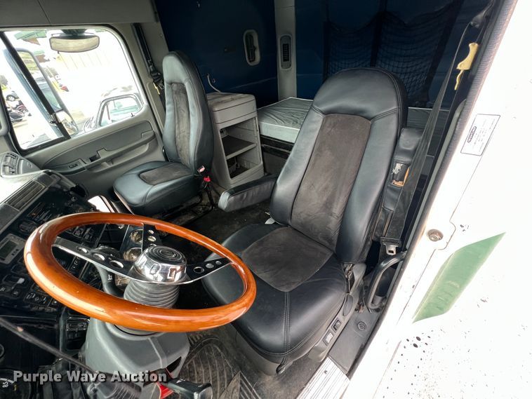 image for item KG9825 2008 Freightliner Columbia 120  semi truck