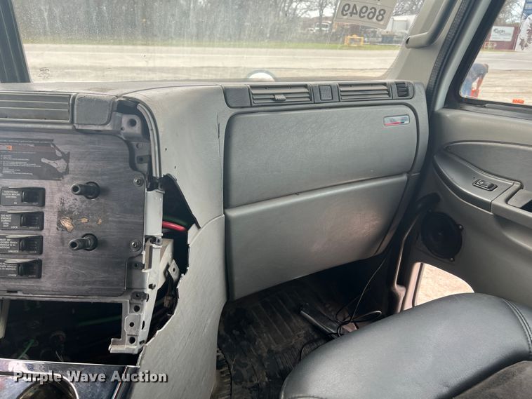 image for item KG9825 2008 Freightliner Columbia 120  semi truck