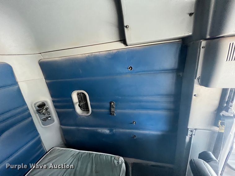 image for item KG9825 2008 Freightliner Columbia 120  semi truck