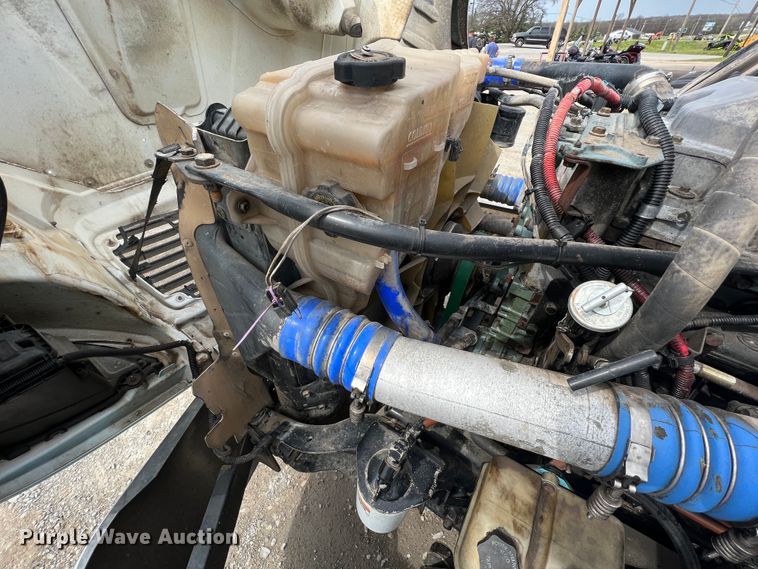 image for item KG9825 2008 Freightliner Columbia 120  semi truck