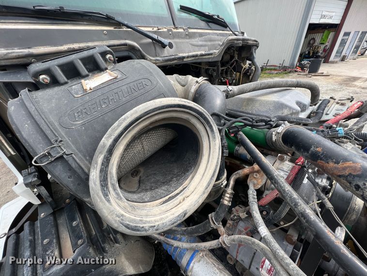 image for item KG9825 2008 Freightliner Columbia 120  semi truck