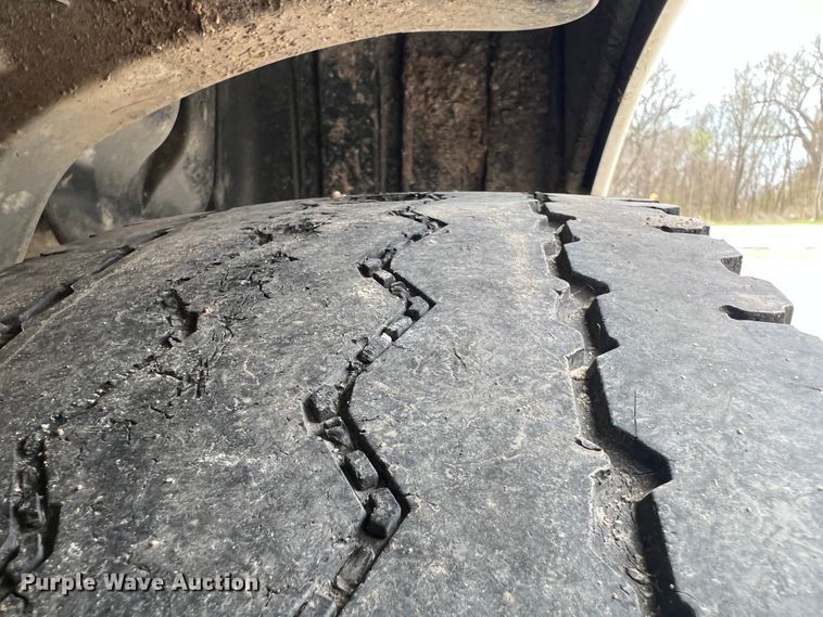 image for item KG9825 2008 Freightliner Columbia 120  semi truck