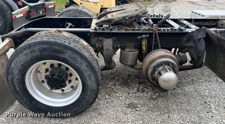 image for item KG9825 2008 Freightliner Columbia 120  semi truck