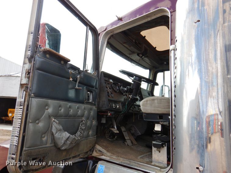 image for item KN9967 1990 Kenworth T600  semi truck