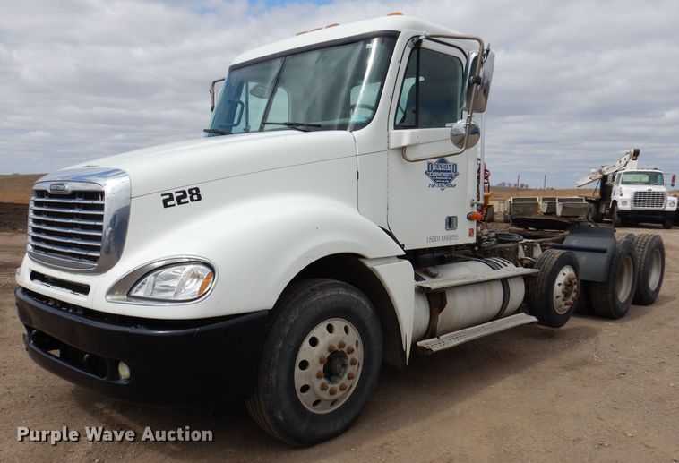 image for item KN9968 2005 Freightliner Columbia  semi truck