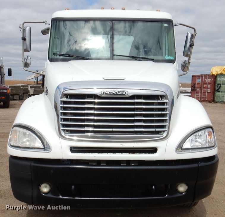 image for item KN9968 2005 Freightliner Columbia  semi truck