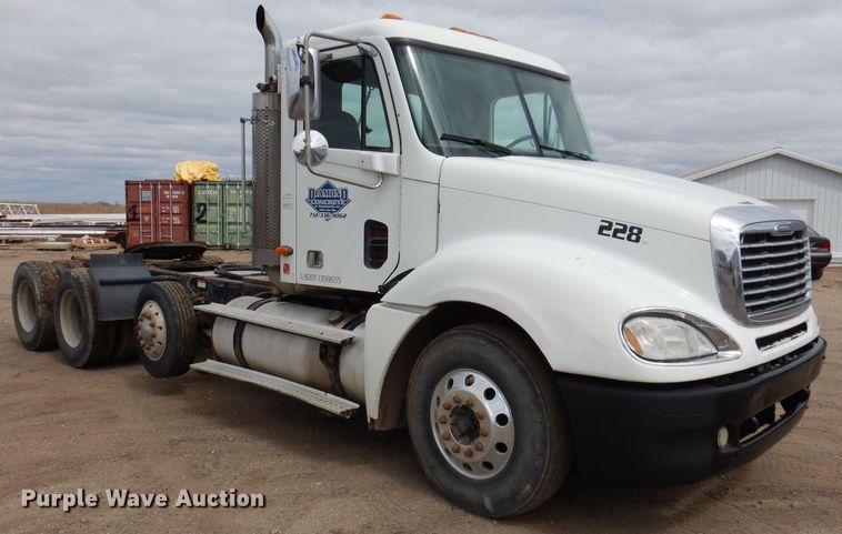 image for item KN9968 2005 Freightliner Columbia  semi truck