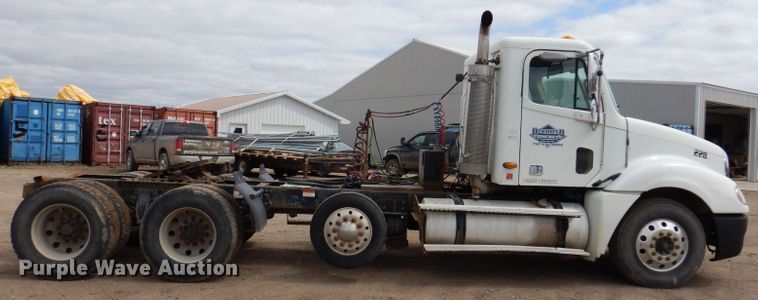 image for item KN9968 2005 Freightliner Columbia  semi truck