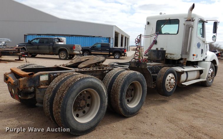 image for item KN9968 2005 Freightliner Columbia  semi truck