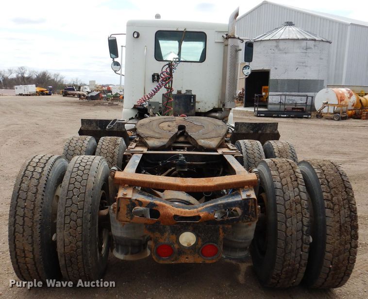 image for item KN9968 2005 Freightliner Columbia  semi truck