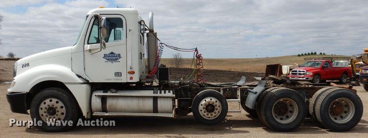 image for item KN9968 2005 Freightliner Columbia  semi truck