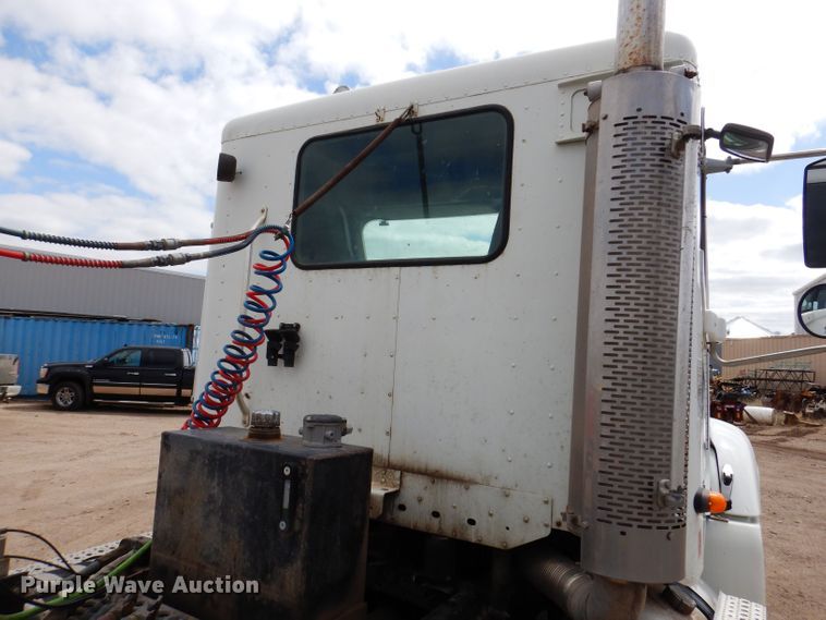 image for item KN9968 2005 Freightliner Columbia  semi truck