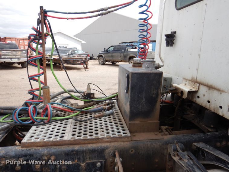 image for item KN9968 2005 Freightliner Columbia  semi truck