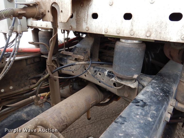 image for item KN9968 2005 Freightliner Columbia  semi truck