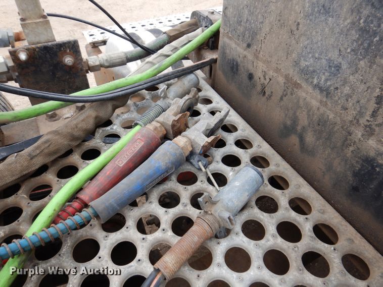 image for item KN9968 2005 Freightliner Columbia  semi truck