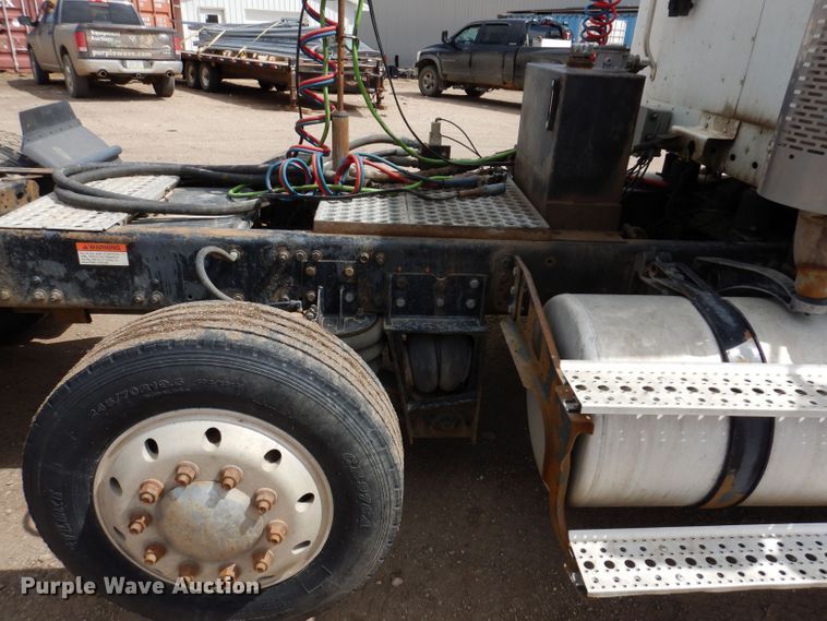 image for item KN9968 2005 Freightliner Columbia  semi truck