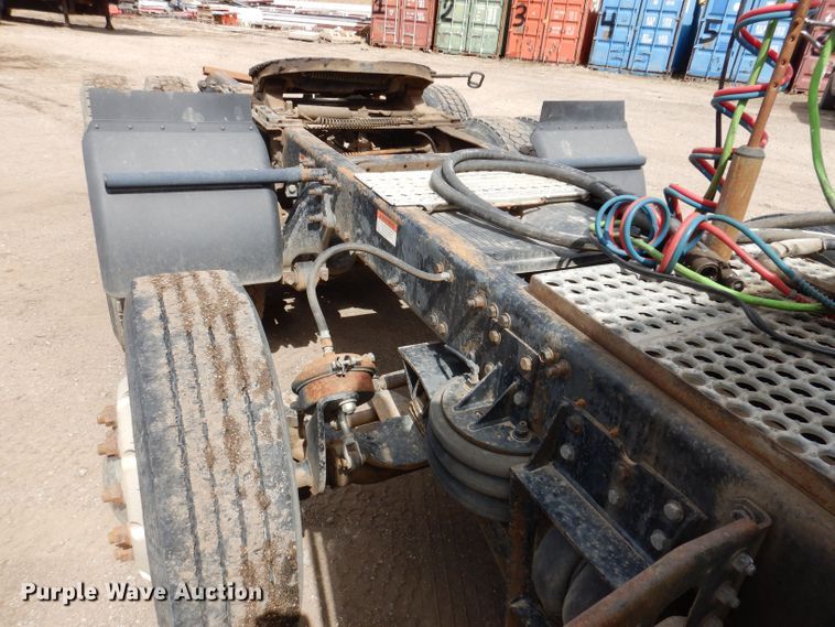 image for item KN9968 2005 Freightliner Columbia  semi truck