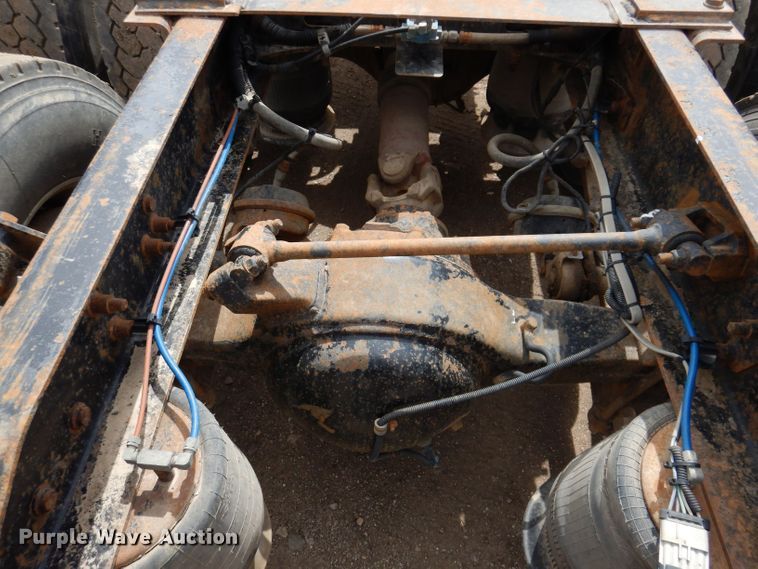 image for item KN9968 2005 Freightliner Columbia  semi truck