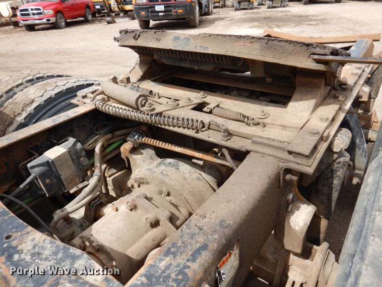 image for item KN9968 2005 Freightliner Columbia  semi truck