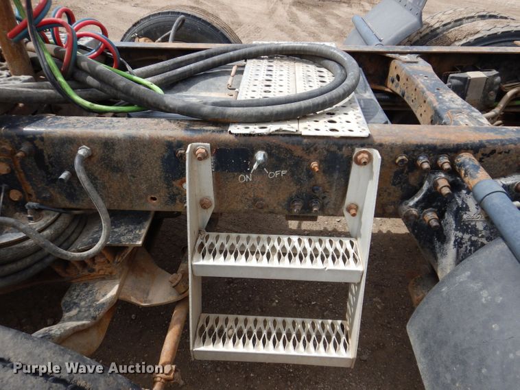 image for item KN9968 2005 Freightliner Columbia  semi truck