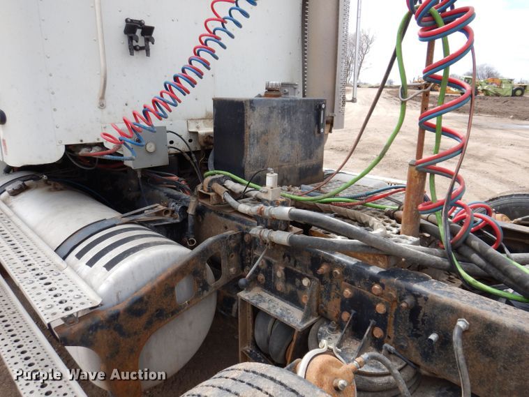 image for item KN9968 2005 Freightliner Columbia  semi truck