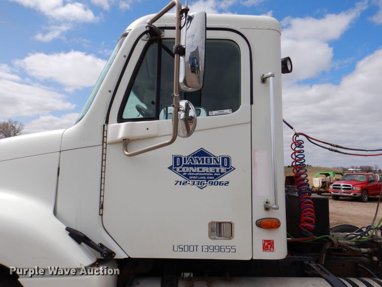 image for item KN9968 2005 Freightliner Columbia  semi truck