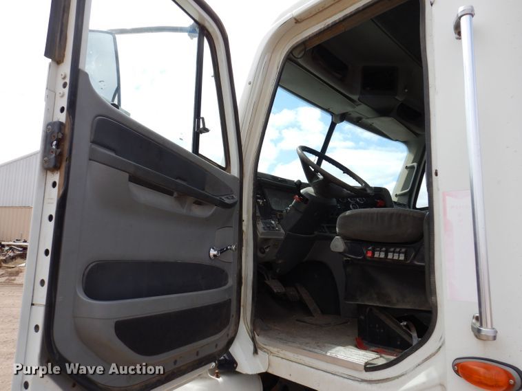 image for item KN9968 2005 Freightliner Columbia  semi truck