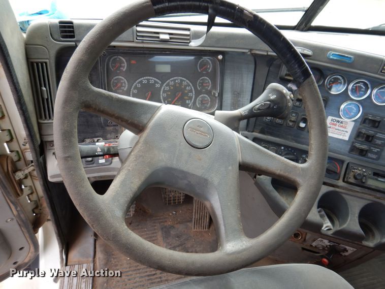 image for item KN9968 2005 Freightliner Columbia  semi truck