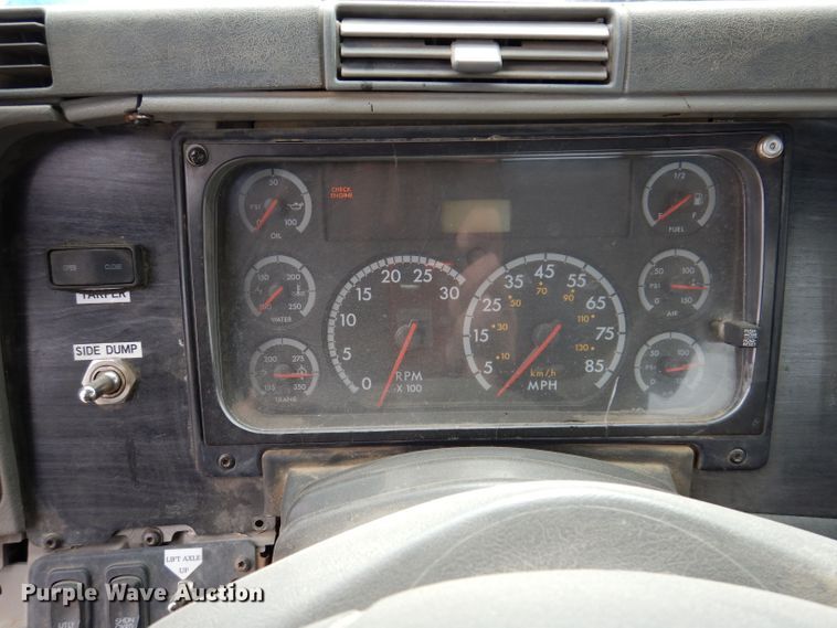 image for item KN9968 2005 Freightliner Columbia  semi truck