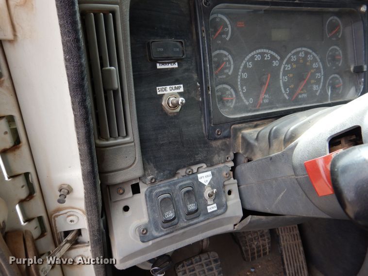 image for item KN9968 2005 Freightliner Columbia  semi truck