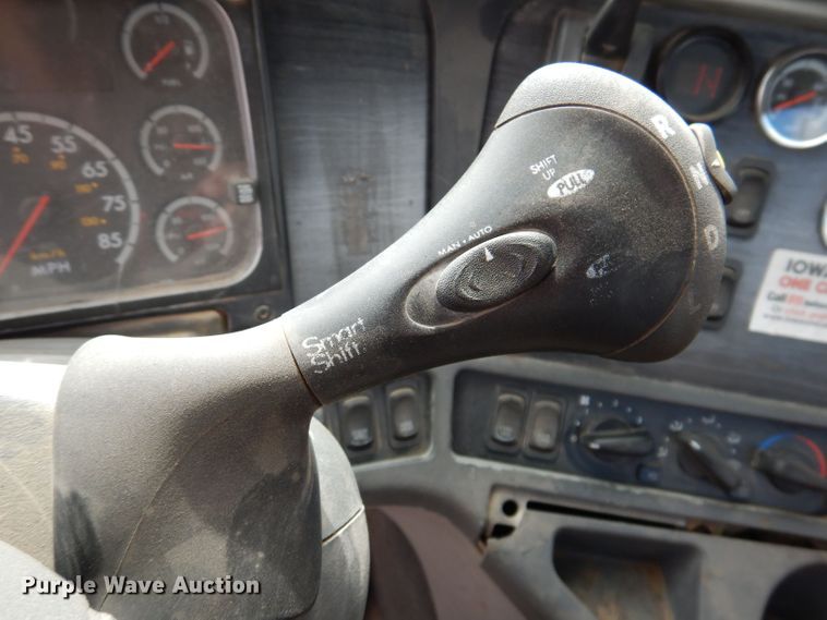 image for item KN9968 2005 Freightliner Columbia  semi truck