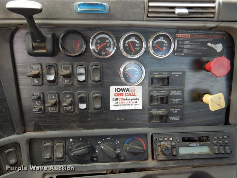 image for item KN9968 2005 Freightliner Columbia  semi truck