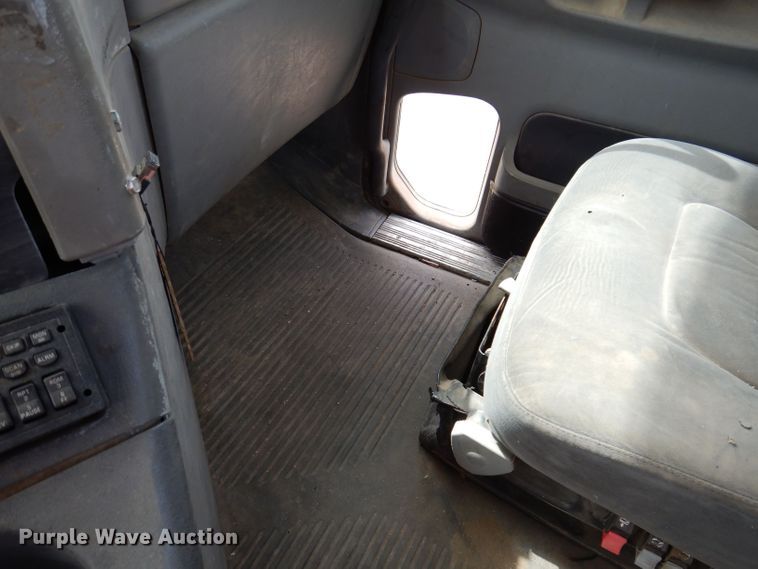 image for item KN9968 2005 Freightliner Columbia  semi truck