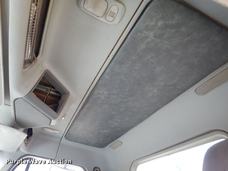 image for item KN9968 2005 Freightliner Columbia  semi truck