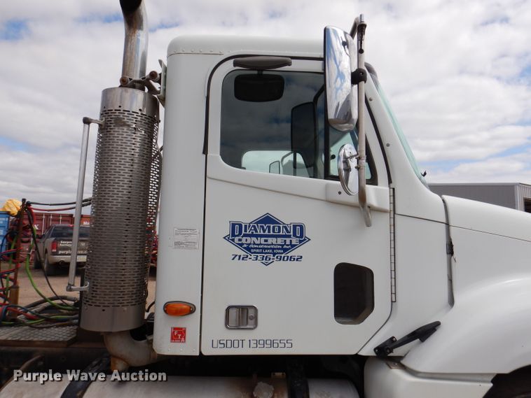 image for item KN9968 2005 Freightliner Columbia  semi truck