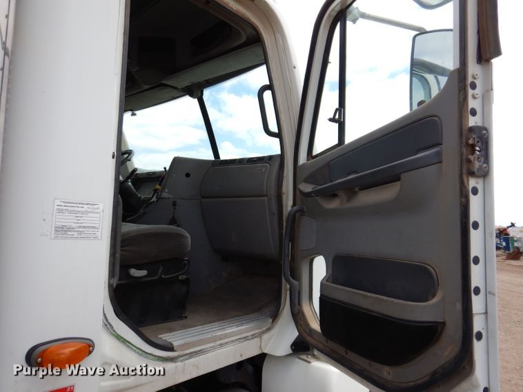 image for item KN9968 2005 Freightliner Columbia  semi truck